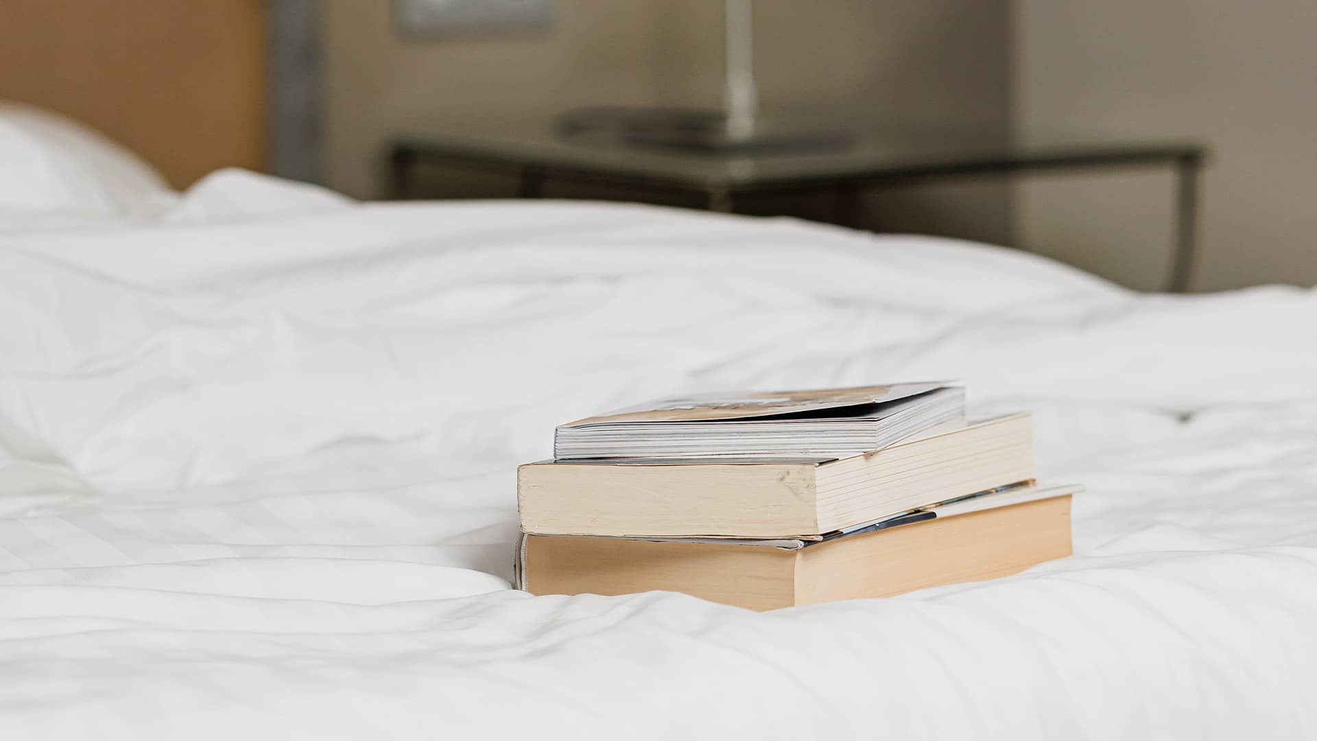 Detalle de libros encima de la cama