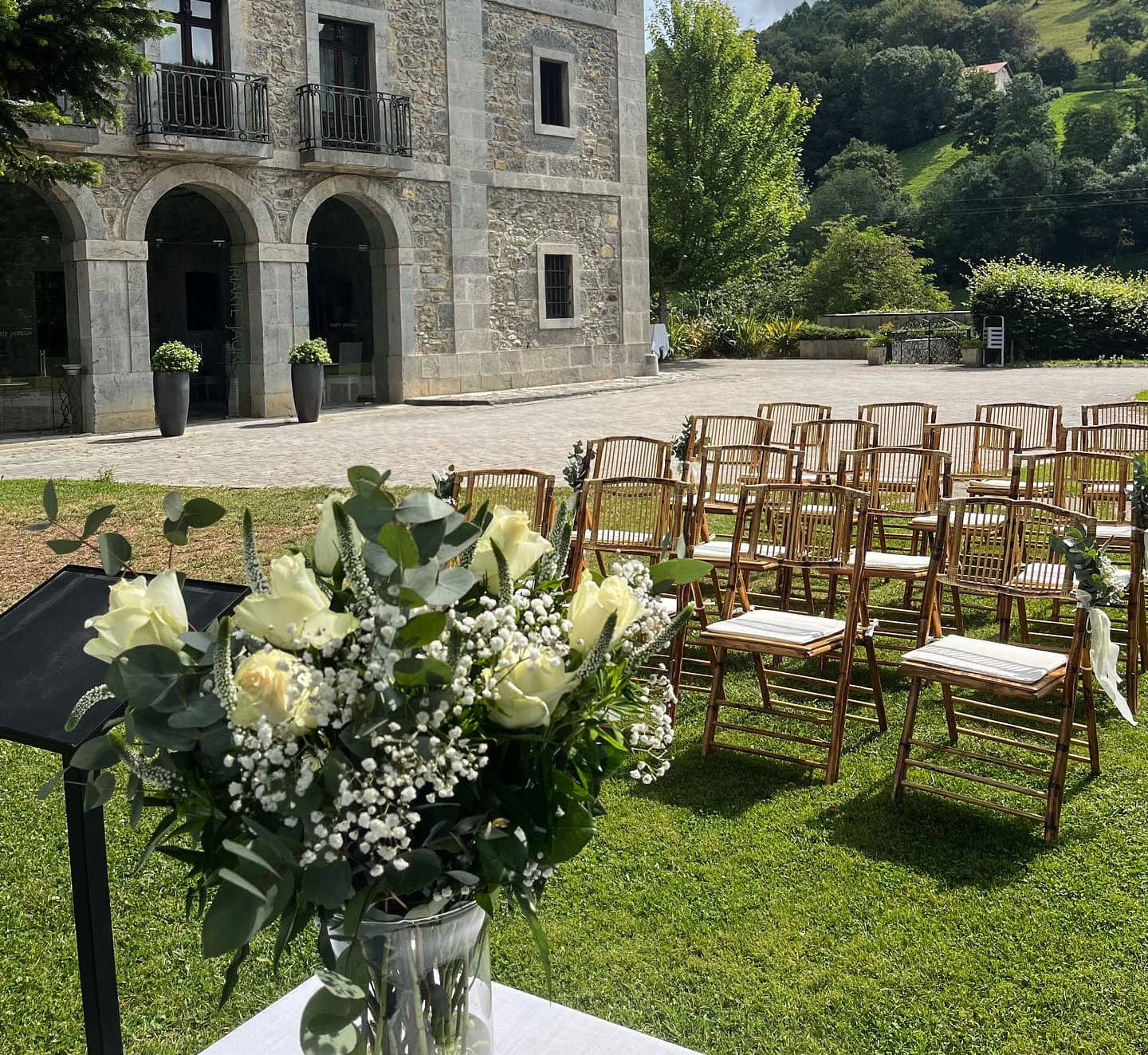 Asientos para los invitados de una boda en el jardín del Hotel Palacio Iriarte